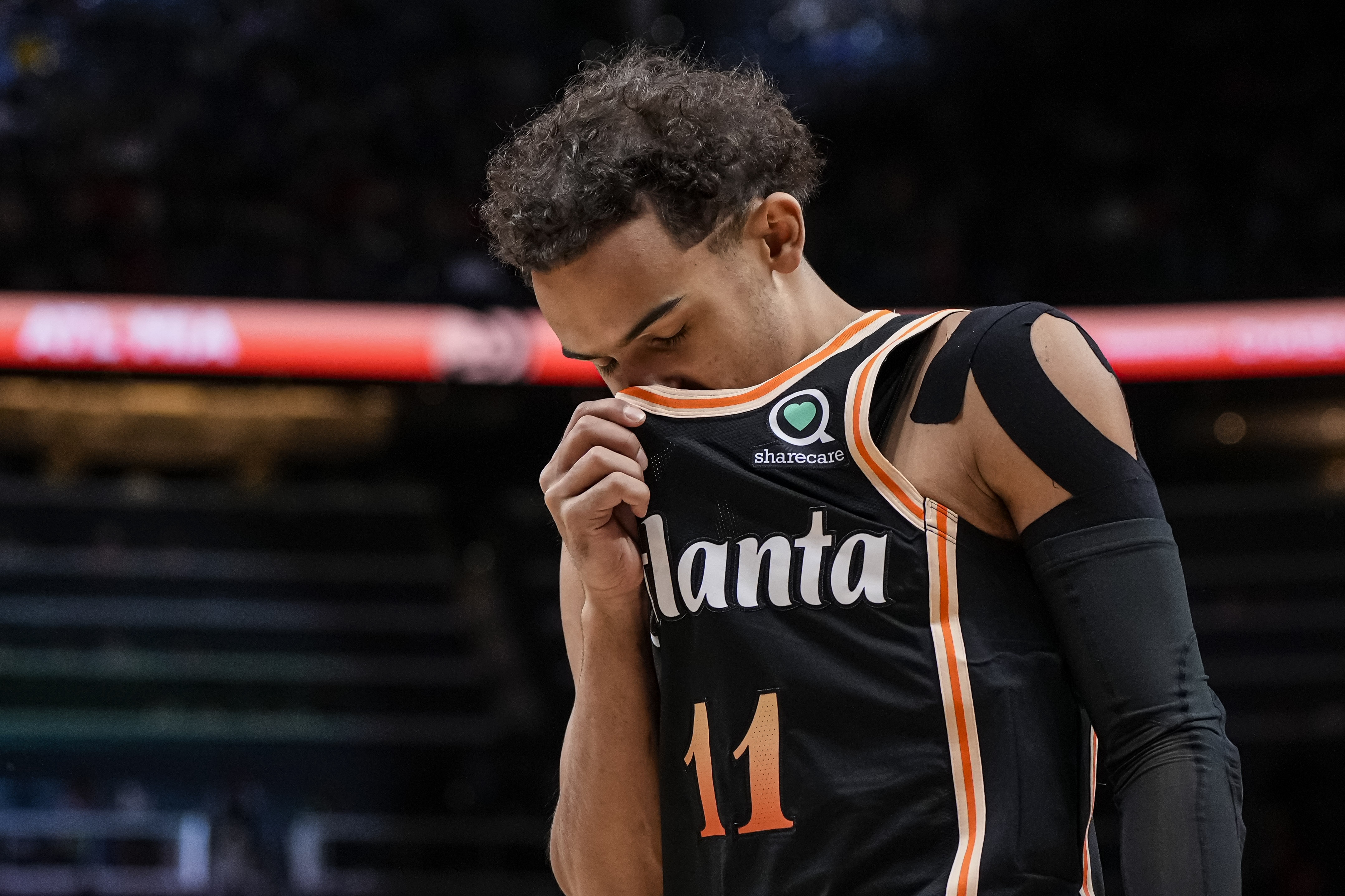 足球联赛-从哈登/利拉德到卢卡/吹杨 不能防守的持球大核越来越被嫌弃了？