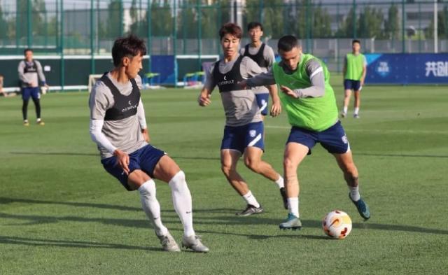 足球联赛-三镇主帅提醒球员要有谦逊态度 也需有力拼的勇气