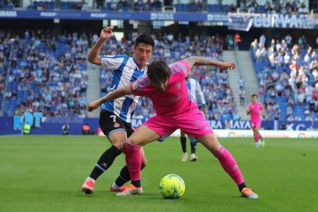 足球联赛-全队最低分！武磊半场仅触球11次再失证明机会