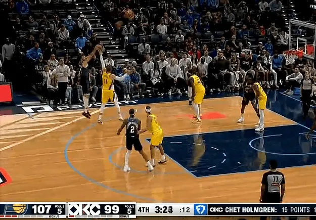 中国足彩网赛事中心-霍姆格伦关键三分投进砍下22分，雷霆剩3分钟落后步行者5分