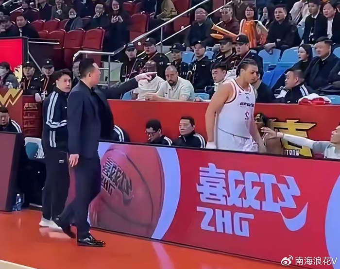 足球联赛-卢伟权威再遭挑战!一人被换下与他争吵,拒绝听战术,刺头管不住|洛夫顿|上海队|孙铭徽|上海男篮|林秉圣_新浪新闻